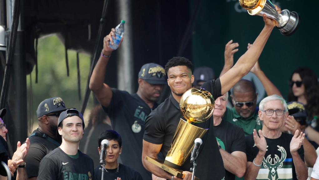 Giannis Antetokounmpo 3.jpg