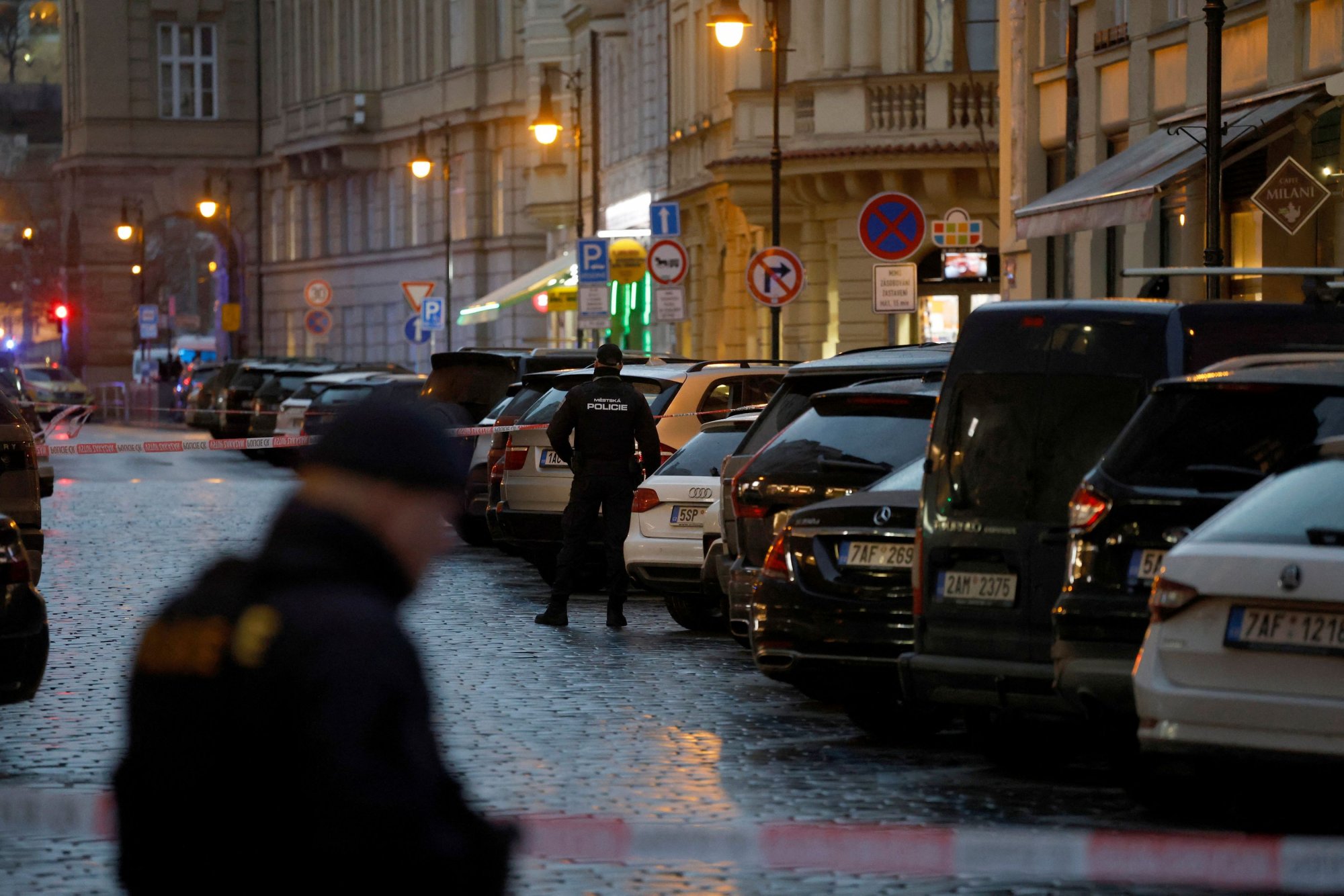 2023 12 21T154537Z 1646836721 RC2R15AMUQJ9 RTRMADP 5 CZECH SHOOTING POLICE.jpg