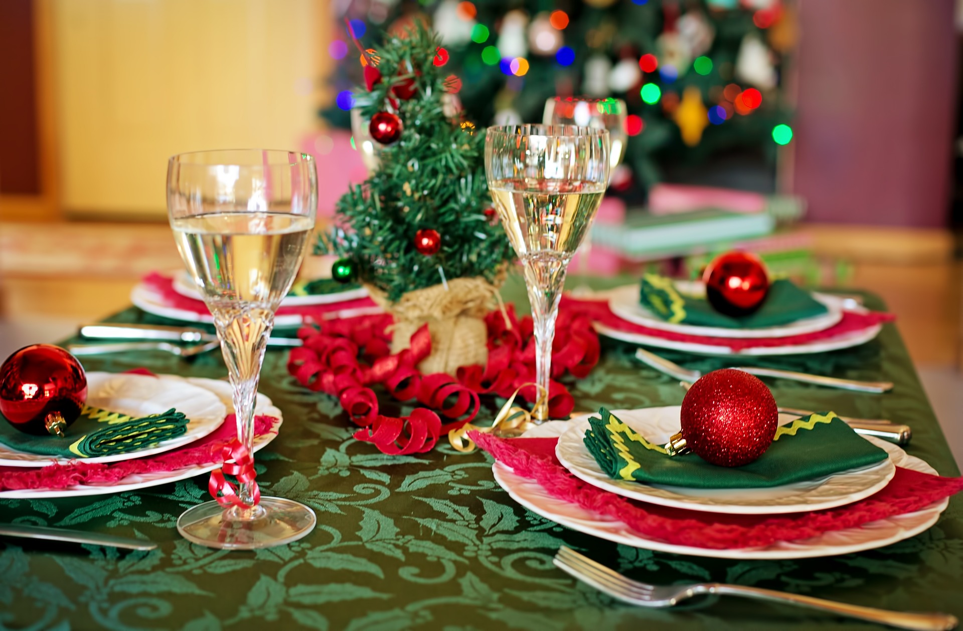 christmas table 1909797 1920.jpg