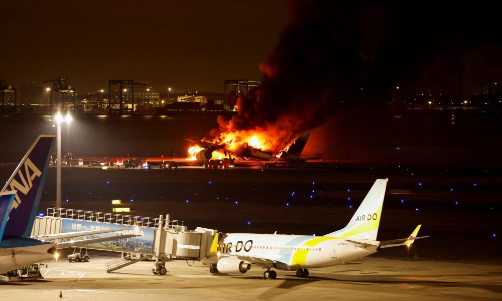 2024 01 02T095629Z 166586021 RC2L95AM15W2 RTRMADP 5 JAPAN AIRPORT FIRE.jpg