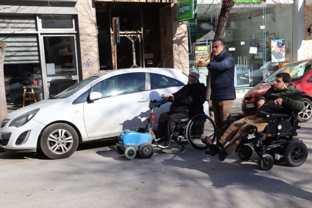 Βόλτα με πολίτες ΑμεΑ στο κέντρο της πόλης πραγματοποίησε ο Δήμαρχος Λαρισαίων