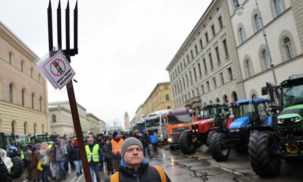 2024 01 08T130425Z 471960205 RC2OD5AZRKRW RTRMADP 5 GERMANY POLITICS FARMERS PROTEST.jpg