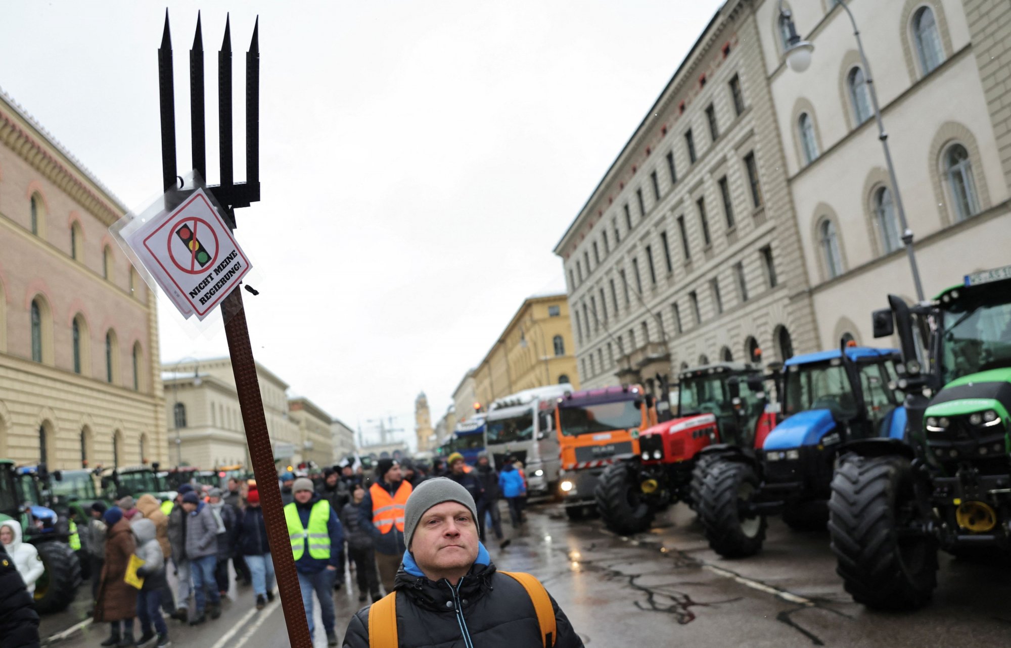 2024 01 08T130425Z 471960205 RC2OD5AZRKRW RTRMADP 5 GERMANY POLITICS FARMERS PROTEST.jpg