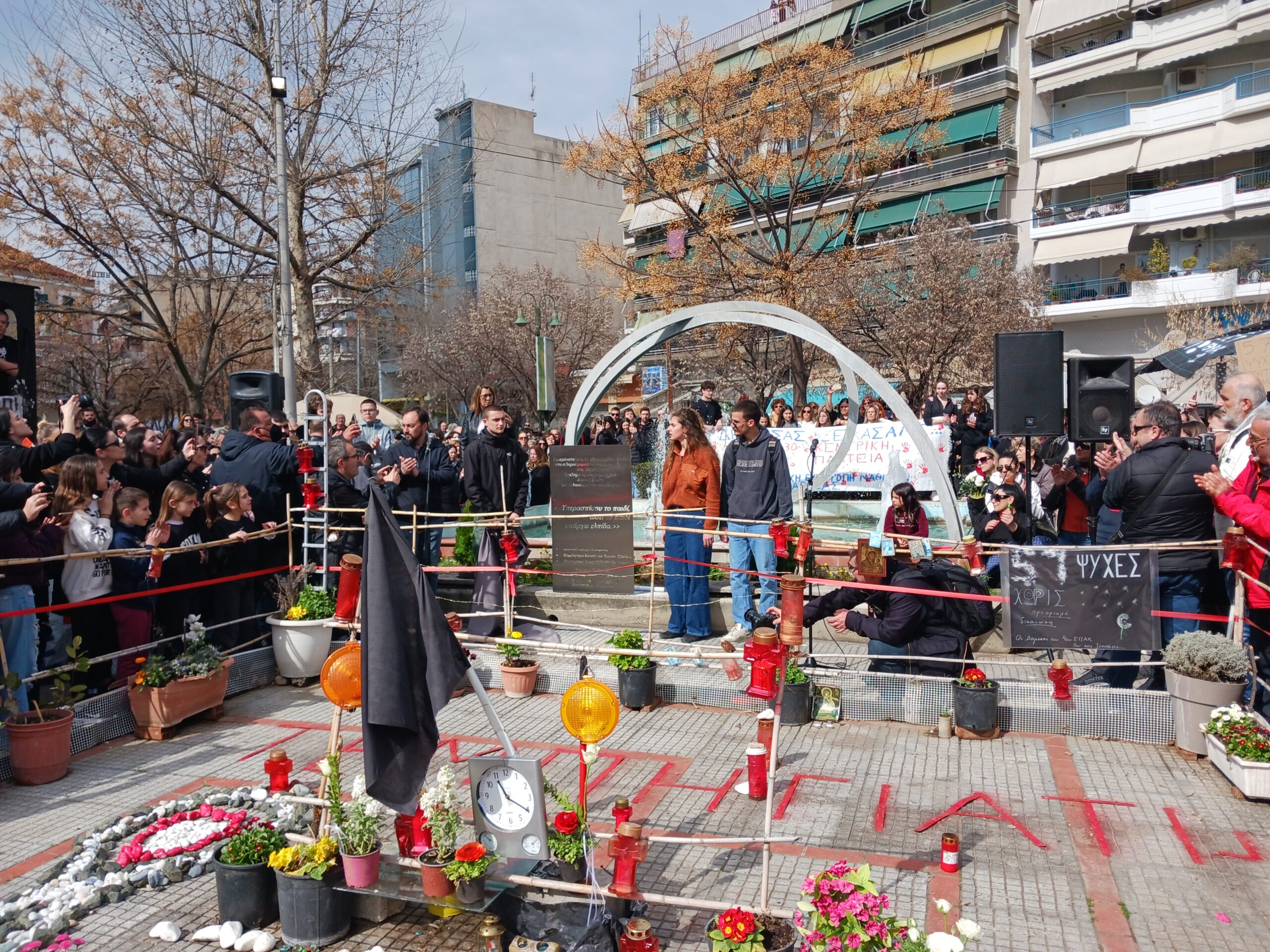 Λάρισα: Συγκίνηση στα αποκαλυπτήρια μνημείου στην πλατεία ΟΣΕ για τα θύματα της τραγωδίας των Τεμπών