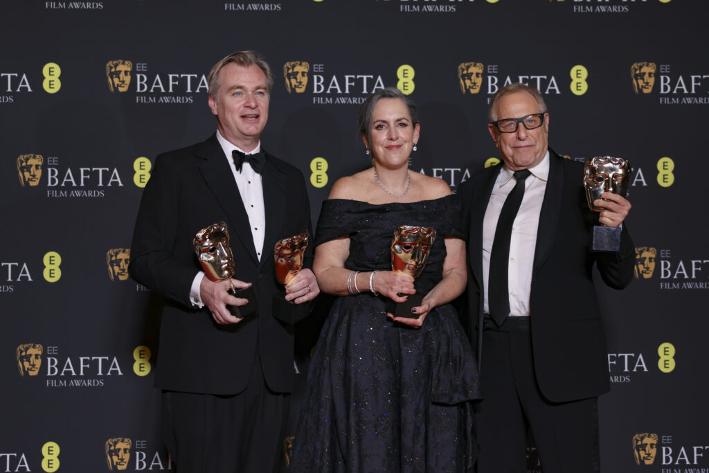 BAFTA: Στιγμιότυπα από τη μεγάλη τελετή – Οι συντελεστές των «Poor Things» και «Oppenheimer» και ο Ντέιβιντ Μπέκαμ (φωτογραφίες)