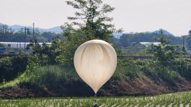 2024 05 29T025530Z 1300347358 RC2208A7MGSP RTRMADP 5 SOUTHKOREA NORTHKOREA BALLOONS 620x350.jpg