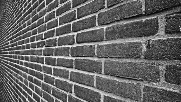 brick wall toixos touvla 1 620x350.jpg