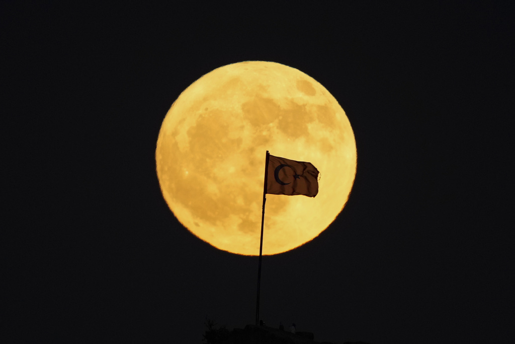 Πανσέληνος Ιουνίου: Μαγεύουν οι εικόνες από το «Φεγγάρι της Φράουλας»