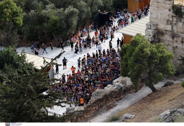 Στιγμιότυπο από τον κόσμο που  ανταποκρίθηκε στο κάλεσμα των Coldplay