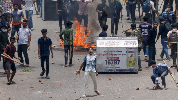 2024 07 18T091837Z 595052507 RC2HX8AV8I7U RTRMADP 5 BANGLADESH PROTESTS 620x350.jpg