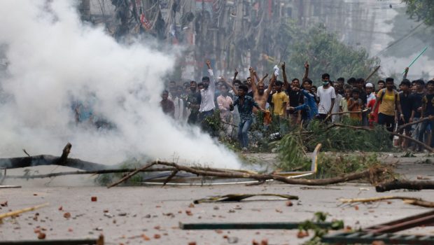 2024 07 22T054807Z 983144761 RC2409A8G3TP RTRMADP 5 BANGLADESH PROTESTS 1 620x350.jpg