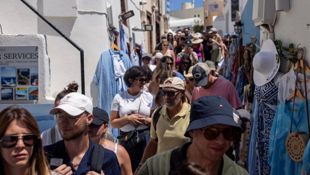 2024 07 27T070532Z 1701813355 RC2C29AM01P9 RTRMADP 5 GREECE TOURISM SANTORINI CROWDS 620x350.jpg