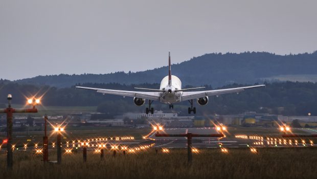 Airplane landing at zurich airport 620x350.jpg