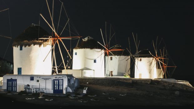 Night view of the Windmills of Mykonos 620x350.jpg