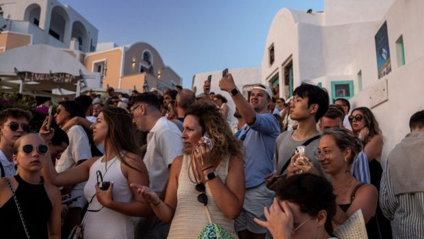 2024 07 27T070547Z 202533226 RC2K29ARKSZ4 RTRMADP 5 GREECE TOURISM SANTORINI CROWDS 1024x683 620x350.jpeg