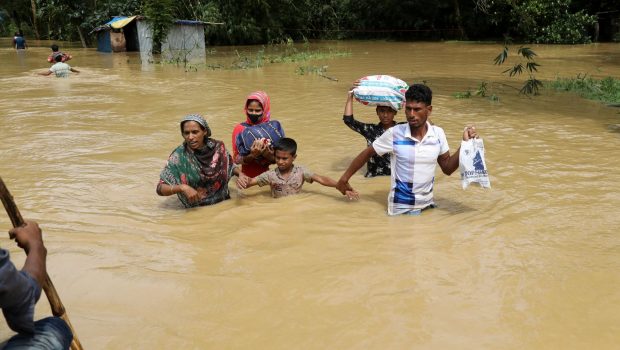 2024 08 23T090238Z 1772706561 RC2FL9AN4330 RTRMADP 5 ASIA WEATHER BANGLADESH FLOODS 620x350.jpg