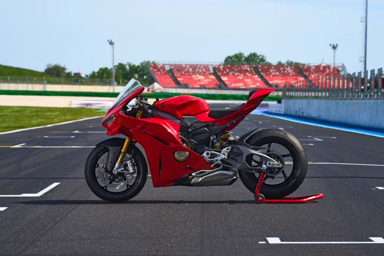 MY25 PANIGALE V4S ON LOCATION 2.jpg