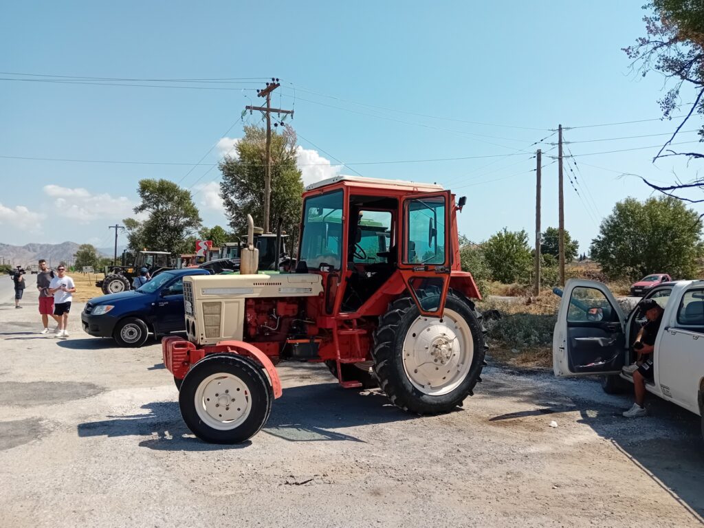 Θεσσαλία: Στους δρόμους με τα τρακτέρ για τις αποζημιώσεις οι αγρότες σε Πλατύκαμπο και Φάρσαλα – Κρίσιμη συνάντηση με Κ. Τσιάρα στην Καρδίτσα