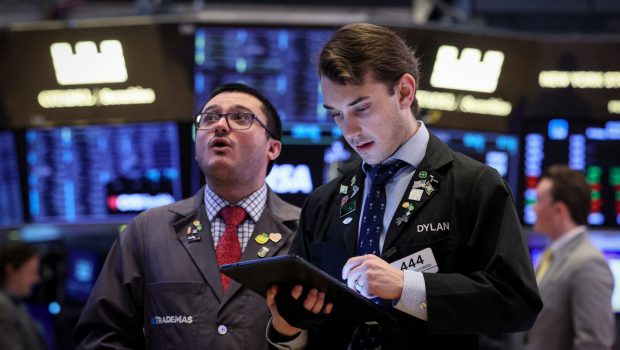 traders wall street scaled 620x350.jpg