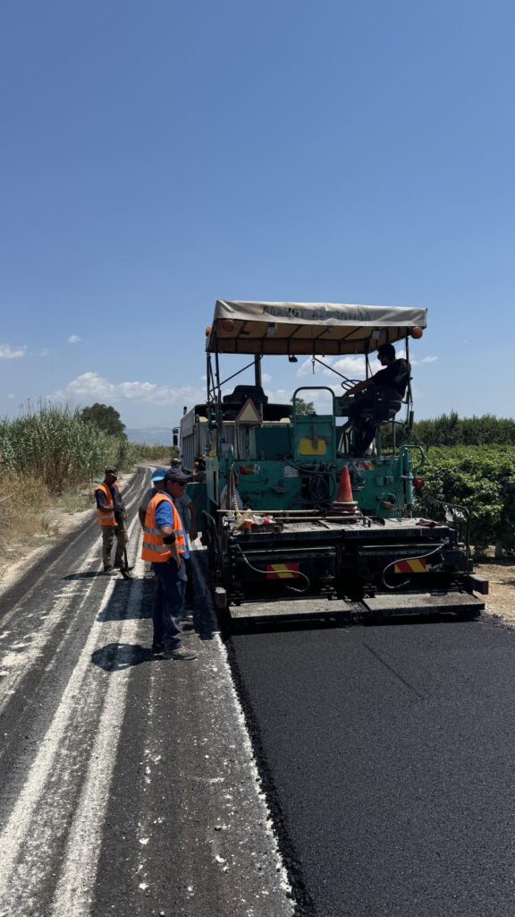 Συνεχίζονται οι ασφαλτοστρώσεις στο Δήμο Τυρνάβου