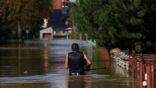 2024 09 17T184451Z 1992975087 RC2D2AAQC59B RTRMADP 5 EUROPE WEATHER CENTRALEUROPE FLOODS POLAND 620x.jpeg