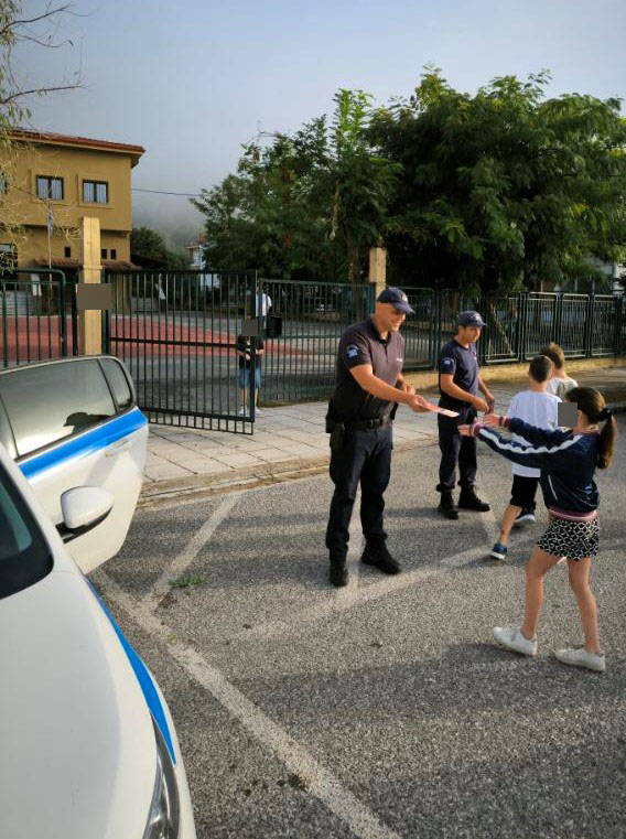 Ευχές και ενημέρωση από αστυνομικούς σε Δημοτικά Σχολεία της Θεσσαλίας