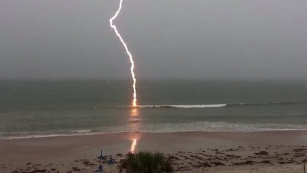 lightning in slow motion 620x350.jpg