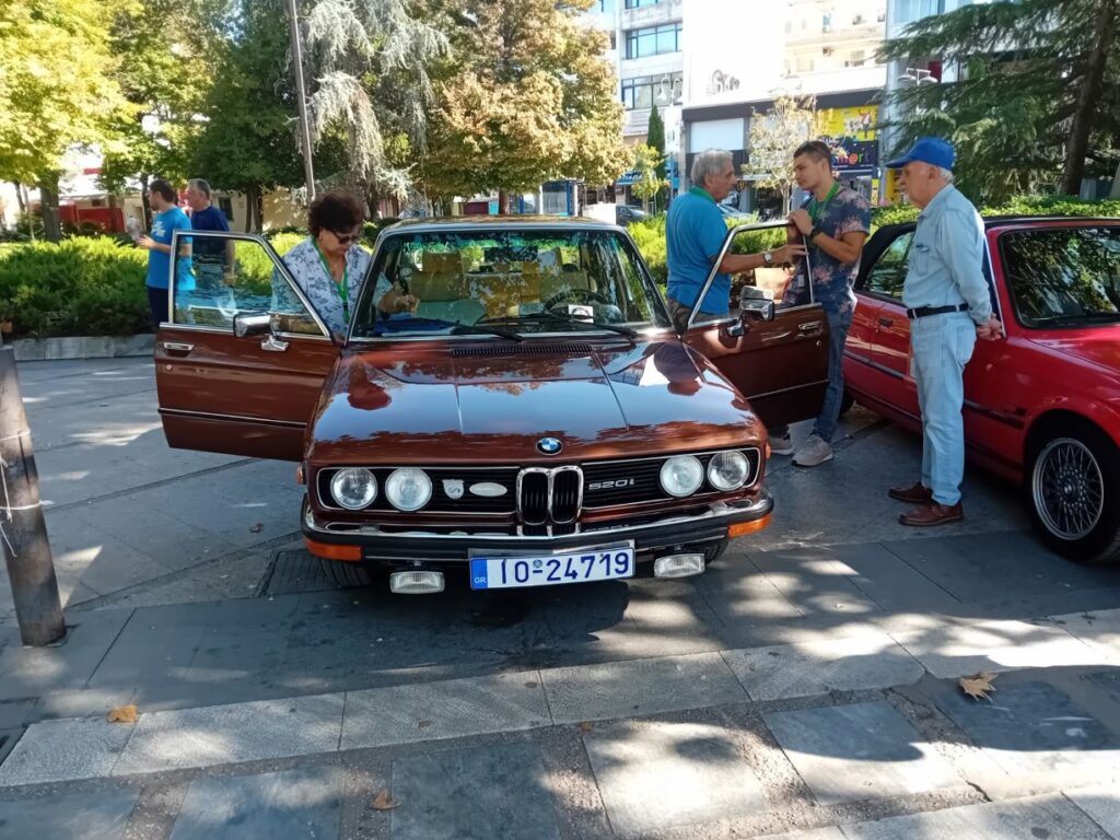 Ιστορικά αυτοκίνητα στους δρόμους της Θεσσαλίας (εικόνες)